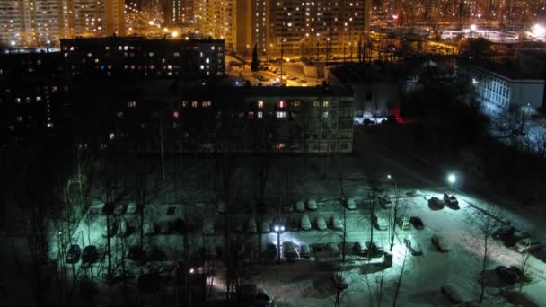 Der Stadtteil mit Verkehr auf den Straßen in der Winternacht — Stockvideo