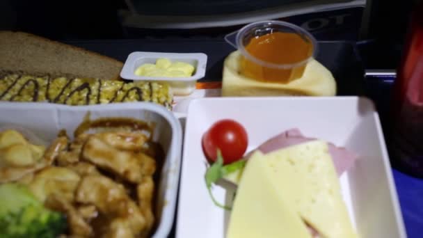 Część obiadu dla pasażera samolotu na tacy — Wideo stockowe