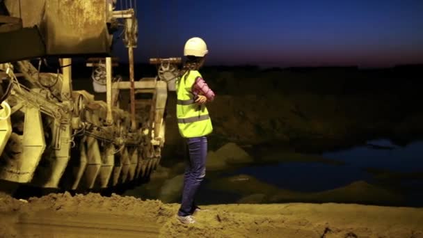 Female worker looking at sandpit — Stock Video