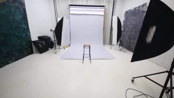 Tom studio med modern utrustning för fotografering — Stockvideo