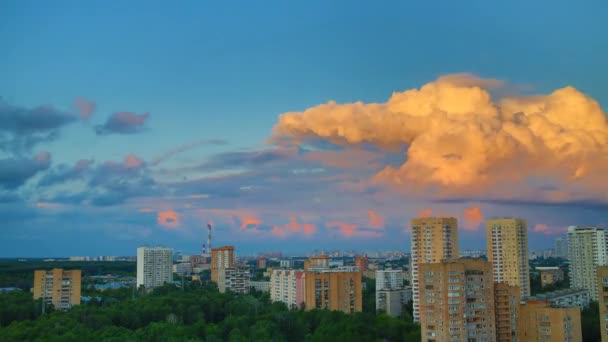 Skyer som beveger seg over byen ved solnedgang – stockvideo