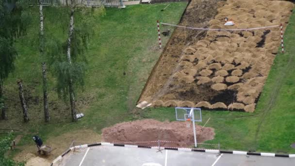 Робітники несуть піску на волейбольний майданчик — стокове відео