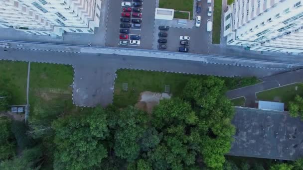 La gente se divierte en el parque infantil cerca de casas residenciales — Vídeo de stock