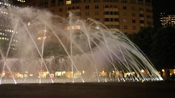 Schöner Brunnen mit Beleuchtung — Stockvideo