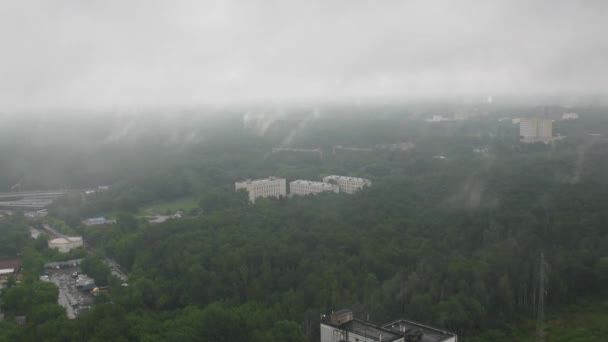 Nubes de tormenta se mueven sobre el área de la ciudad — Vídeo de stock