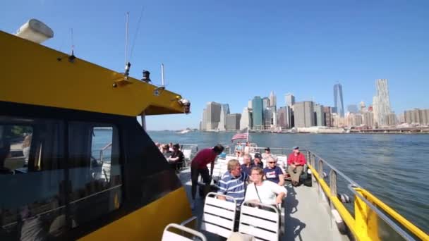 Pessoas no navio em Nova Iorque — Vídeo de Stock