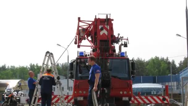 Άνδρες επισκευή πυροσβεστικό όχημα — Αρχείο Βίντεο