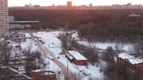 La route dans un quartier résidentiel le jour de l'hiver — Video