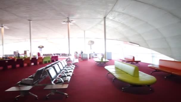 国际巴黎夏尔 · 戴高乐机场候机室 — 图库视频影像