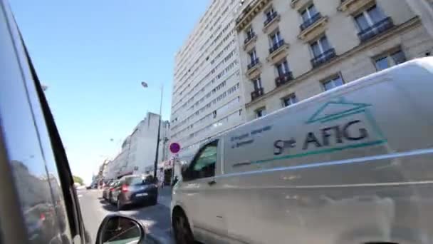 Carro se move ao longo Avenue de Flandre em Paris — Vídeo de Stock