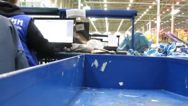 郵便労働者コンピューターで座っていると、小包での作業 — ストック動画