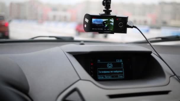 Videorecorder, dashboard en de voorruit in auto — Stockvideo