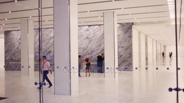 Les gens dans le couloir blanc à New York — Video