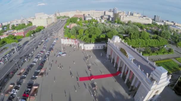 Bahçe Ring Central Park yakınındaki şehir trafik — Stok video