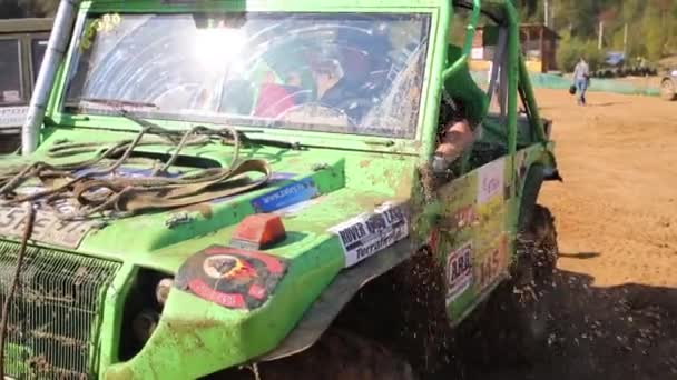 Drenaje del coche en competición off-road Selva tropical — Vídeos de Stock