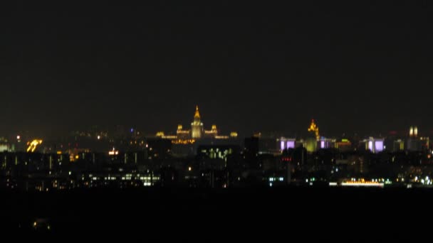 Fuegos artificiales sobre la ciudad nocturna con la Universidad Estatal de Moscú — Vídeos de Stock