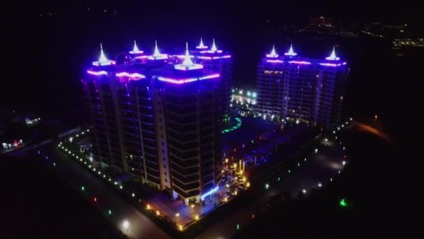 Bouwwerken hotel Azura Park's nacht verlicht — Stockvideo