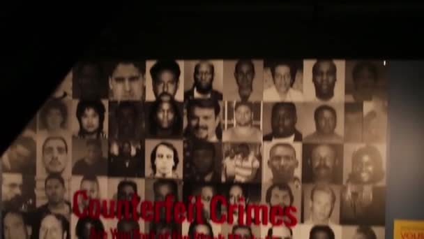 Rostos do famoso criminoso no Museu da máfia em Washington — Vídeo de Stock