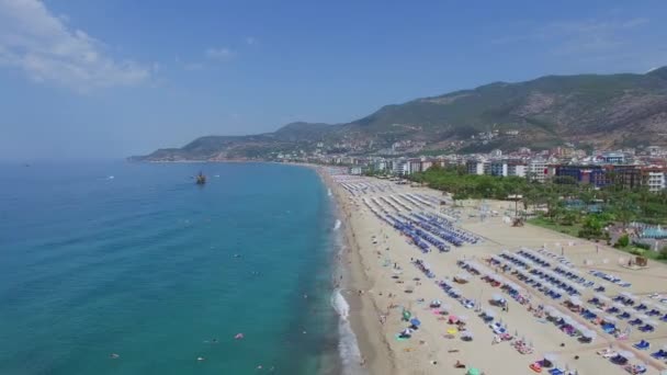 City beach with many sunbeds and parasols — Stock Video