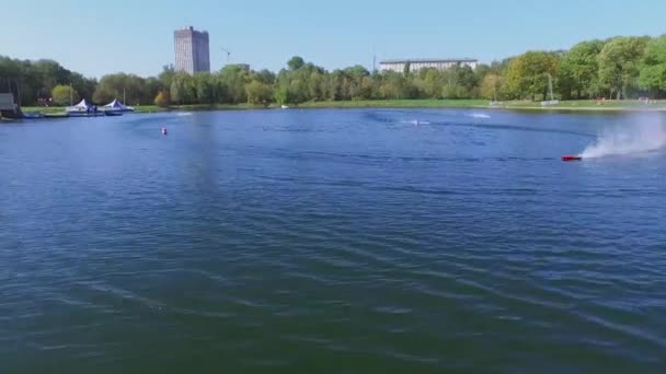 Zabawka statki konkurencji na stawie w parku — Wideo stockowe