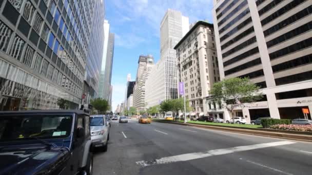 Cars and skyscrapers on Park avenue in NYC — Stock Video