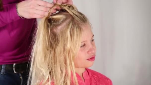 Coiffeur faire coiffure pour fille blonde — Video