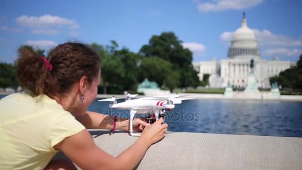 Woman and quadrocopter near pond and Capitol — Stock Video
