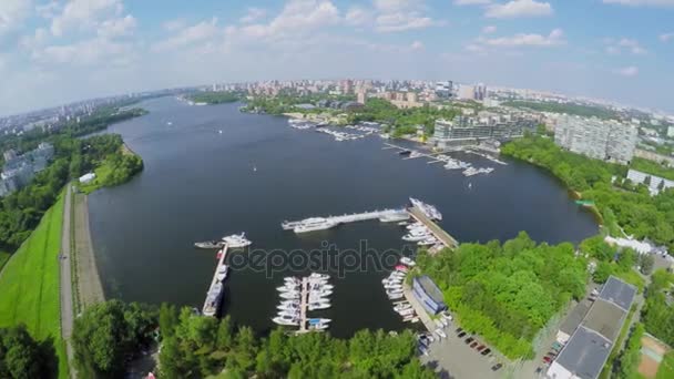 Panoráma města s jachty na zakotvení v úložišti rybník — Stock video