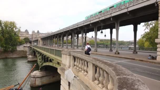 Coche, metro y personas en el puente Bir Hakeim — Vídeos de Stock