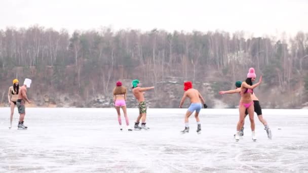 Les gens en sous-vêtements patinent sur la patinoire en hiver — Video