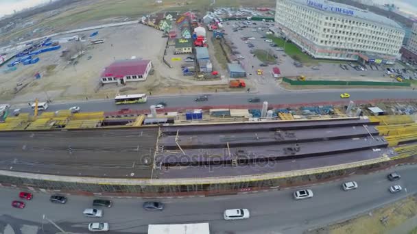 Dag trafik nära byggplatsen för viadukt — Stockvideo