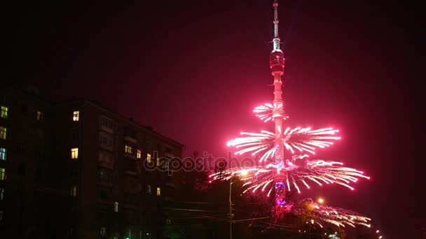 Vuurwerk in de buurt van Tv van de Ostankino-toren op Festival cirkel van licht — Stockvideo