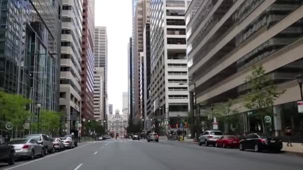 Lidé a auta pohybovat mezi mrakodrapy ve Filadelfii — Stock video