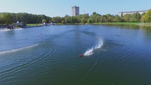 Corrida de barcos modelos na lagoa — Vídeo de Stock