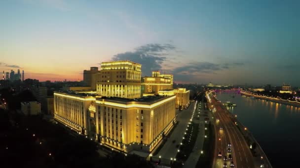 Trafic de quai près du Centre national de contrôle de la Fédération de Russie Défense — Video