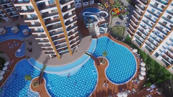 Territorio del complejo residencial Azura Park con piscina y parques infantiles — Vídeos de Stock