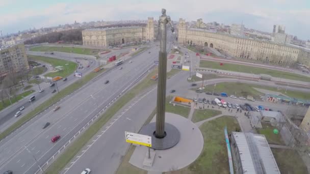 Megalopolis met het wegverkeer in de buurt van monument van Gagarin — Stockvideo