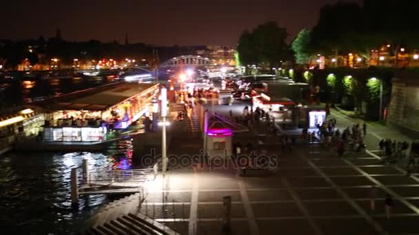 Torre Eiffel por la noche en París — Vídeos de Stock