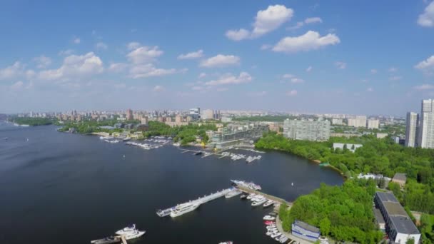 Paisaje urbano con yates amarrados en bahía fluvial — Vídeos de Stock