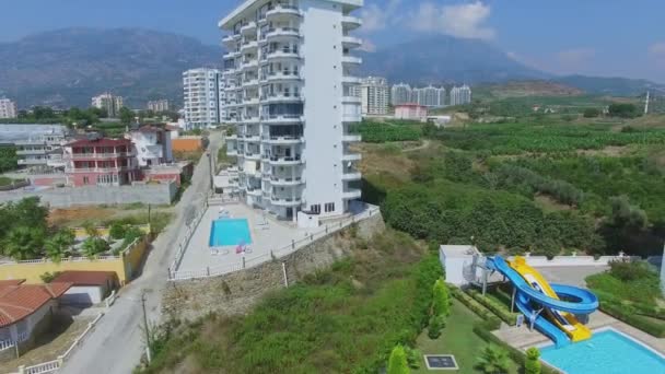 Parque infantil cerca de la piscina del hotel My Marine Residence — Vídeo de stock