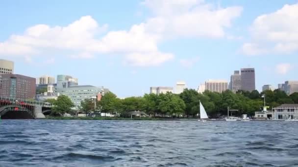 Flusswasser und Segelboote und Kai in Boston — Stockvideo