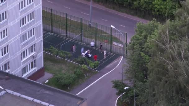 Adolescentes en el patio de recreo cerca de la construcción de un juego de patatas — Vídeo de stock