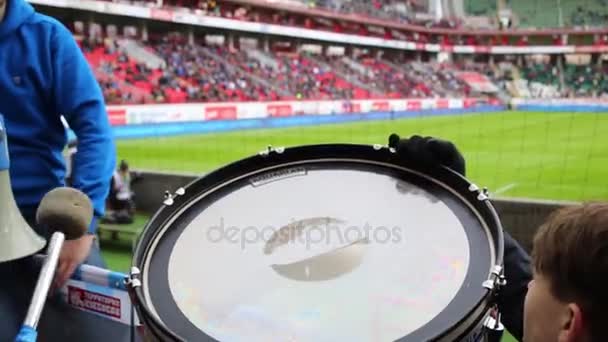 Baterista fan de Dinamo en la tribuna — Vídeos de Stock