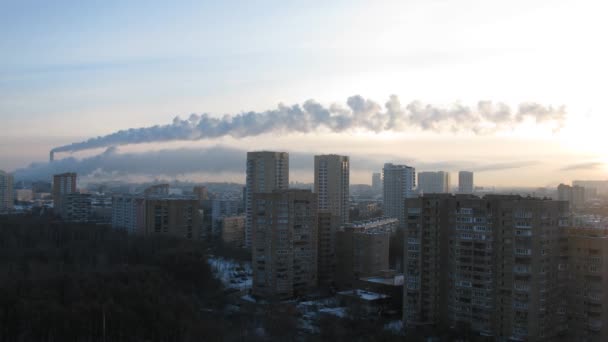 De wijk van de stad met rook komen uit de pipe — Stockvideo