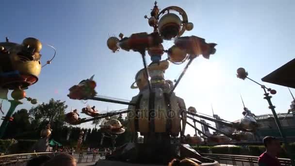 Disneyland Paris Discoveryland kozmik atlıkarınca — Stok video