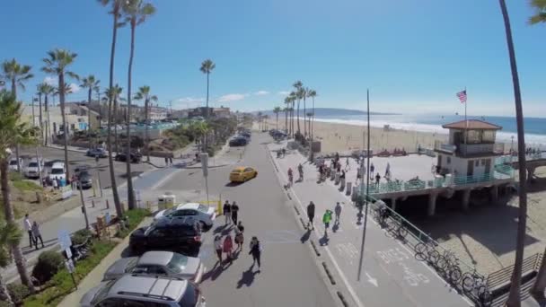 Pessoas andando pelo cais de Manhattan Beach — Vídeo de Stock