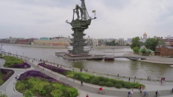 Набережная возле статуи Петра Великого — стоковое видео