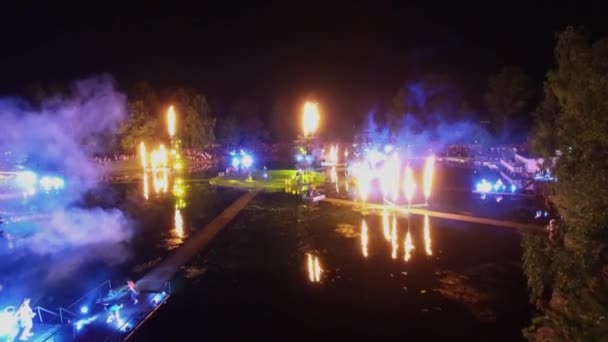 Výkon s ohňostrojem na zahradní jezírka Art festivalu — Stock video