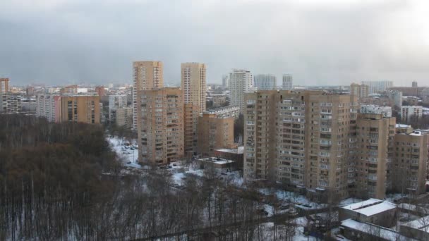 El distrito de la ciudad con el tráfico en las carreteras en invierno — Vídeos de Stock