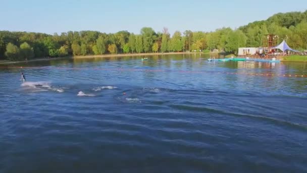 Surfer skoki przez przeszkody podczas jazdy — Wideo stockowe